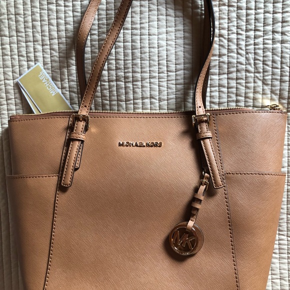 Michael Kors jet set tote-only carried once-price is firm. No dust cloth. - Picture 4 of 7